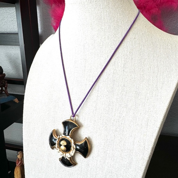 Brass Vintage Crest Medallion Pendant - Picture 2 of 8